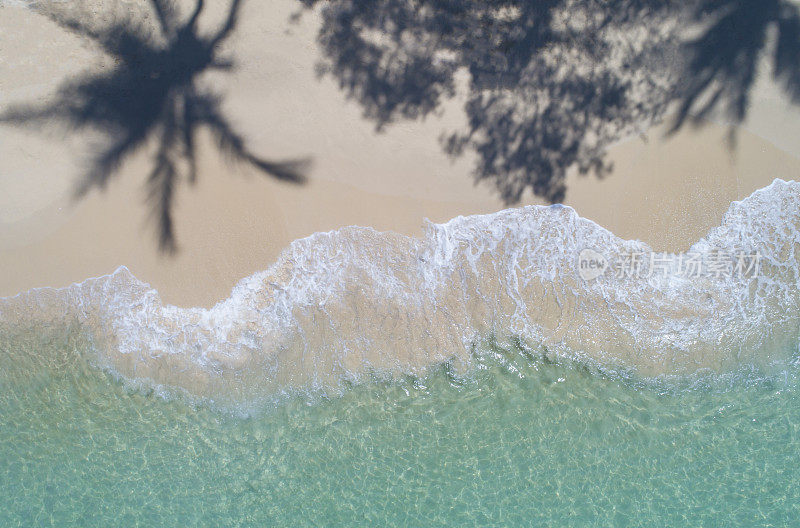 鸟瞰图从无人机的一个惊人的美丽的海景海滩与绿松石水在Koh Mak, Trat泰国